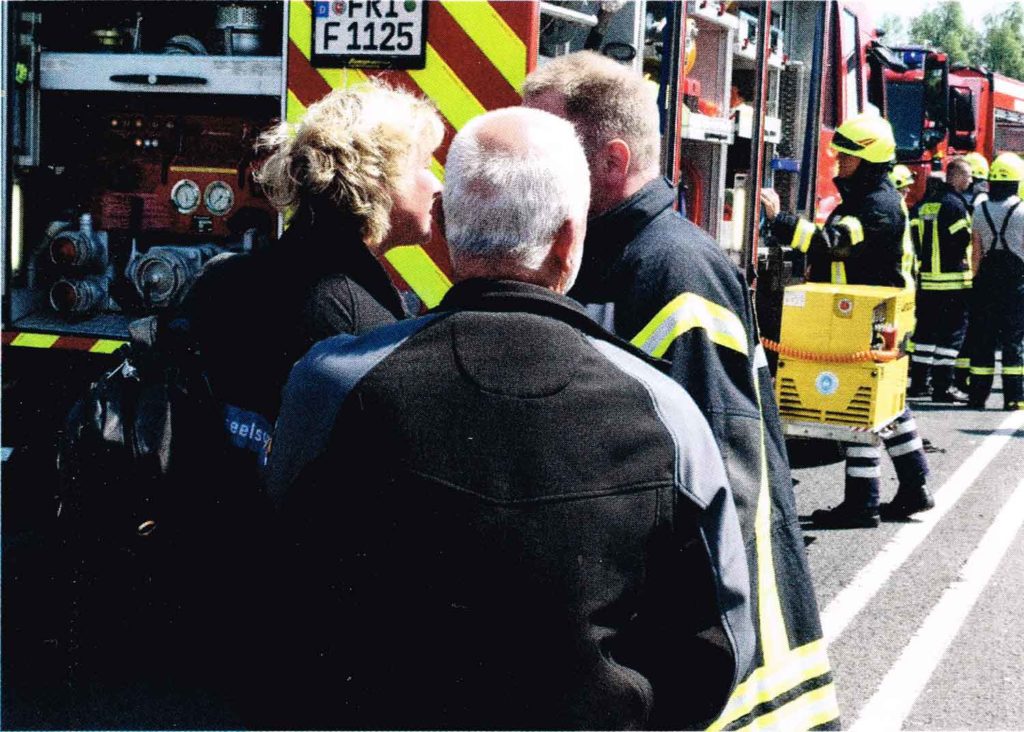 Einsatzkräfte der Feuerwehr im Gespräch nach einem Einsatz